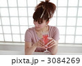 お酒を飲む可愛い美女
