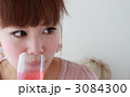 お酒を飲む可愛い美女