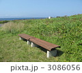 野原のベンチ