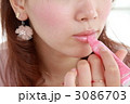 メイクする可愛い美少女