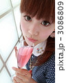 お酒を飲む可愛い美女