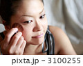 ほお紅を付ける女性の目元