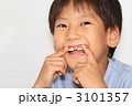 歯の生え変わりを見せる男の子