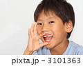 歯の生え変わりを見せる男の子
