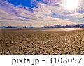 ひび割れた大地と工場と大きな太陽