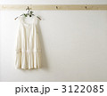 服の掛かったハンガーと壁