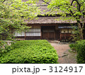 初夏の茅葺きの日本家屋