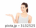 手をかざす若い女性