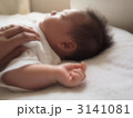 おひるねの赤ちゃんとママの手