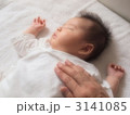 おひるねの赤ちゃんとママの手