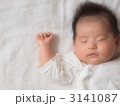 眠っている赤ちゃん　正面から