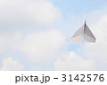 青空バックの紙飛行機