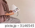 フォトブックを見る女性