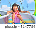 滑り台で遊ぶ女の子