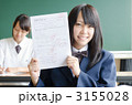 テストを見せる女子高生