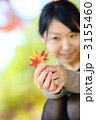 紅葉狩りをする女性（モミジメイン。女性はぼかして背景に）