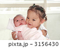 二ヶ月の赤ちゃんとしっかり抱っこする２歳の女の子の姉妹