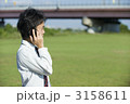 電話する高校生