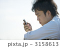 スマートフォンを見る高校生