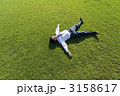 寝そべる高校生