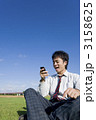 スマートフォンを持つ高校生