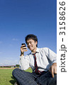 スマートフォンを持つ高校生