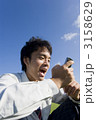 スマートフォンを持つ高校生