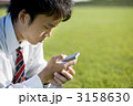 スマートフォンを持つ高校生