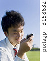 スマートフォンを持つ高校生