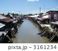 アンパワの水路に面した民家