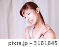 肩凝りに悩む女性