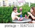 遊具で遊ぶ女の子
