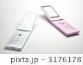 携帯　２台　白バック