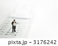 携帯　ビジネスマン新聞　白バック