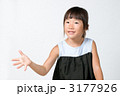 ジャンケンする女の子