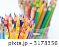100本のカラフルな色えんぴつ