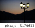 夕焼け　外灯　ソフトフォーカス　幻想的　湖畔　山