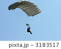 自由降下する空挺隊員