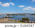 青空が広がるお台場海浜公園で釣りをする人々とレインボーブリッジ