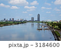 青空が広がる荒川と高層住宅群
