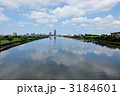 青空が広がる荒川と高層住宅群