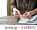 縫い物をしている手