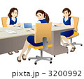 OL3人パソコン作業中 2