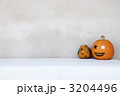 ハロウィンを控え庭先に飾られたカボチャのオブジェ