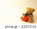 座るテディベアとハート