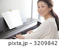 ピアノ演奏を楽しむシニア女性