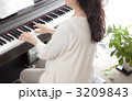 ピアノ演奏を楽しむシニア女性