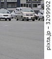 交差点　信号待ちの車２