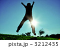 太陽に向かい躍動感のあるジャンプ