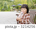 水を飲む女の子